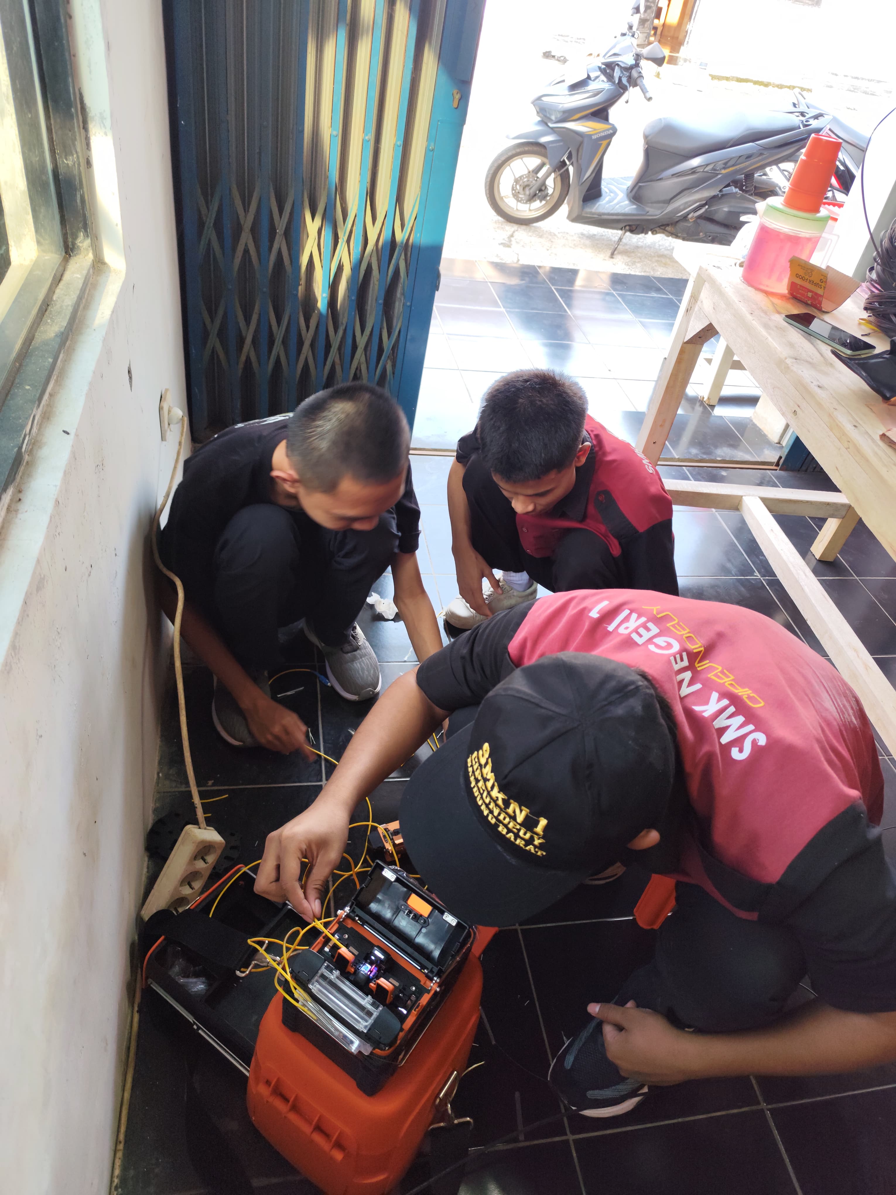 Menyambung Fiber Optic dengan Splicer