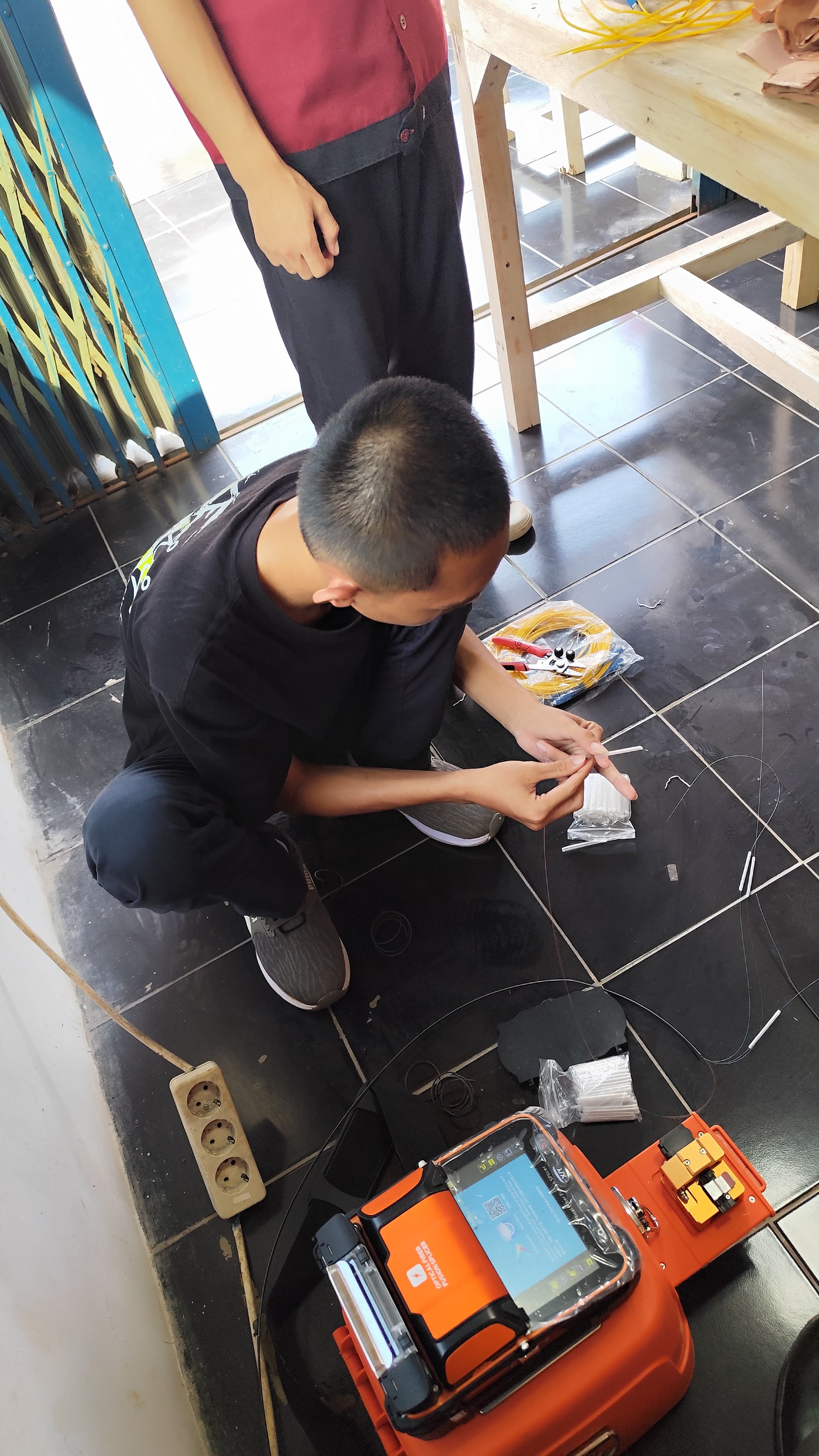 Menyambung Fiber Optic dengan Splicer