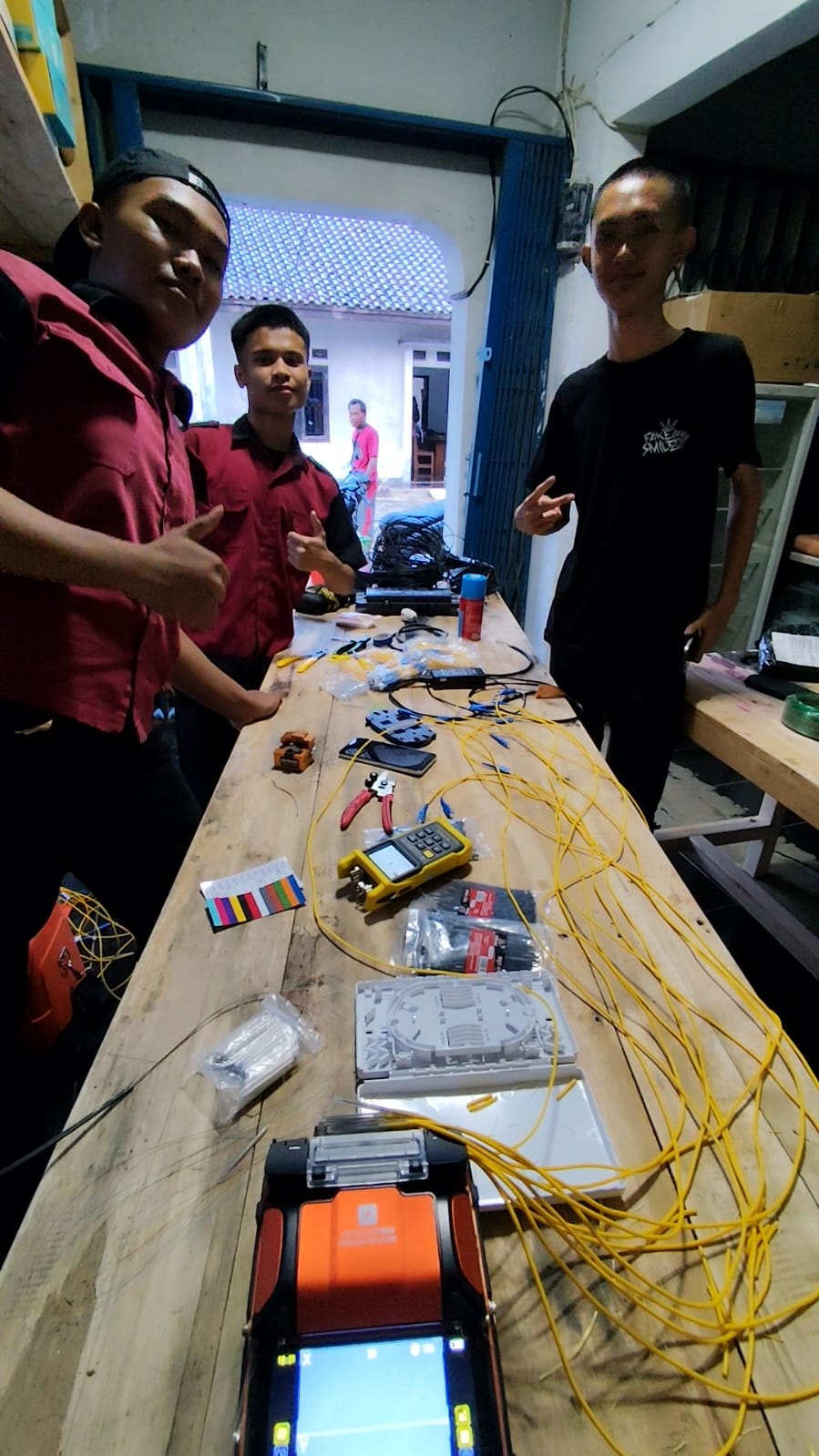 Menyambung Fiber Optic dengan Splicer